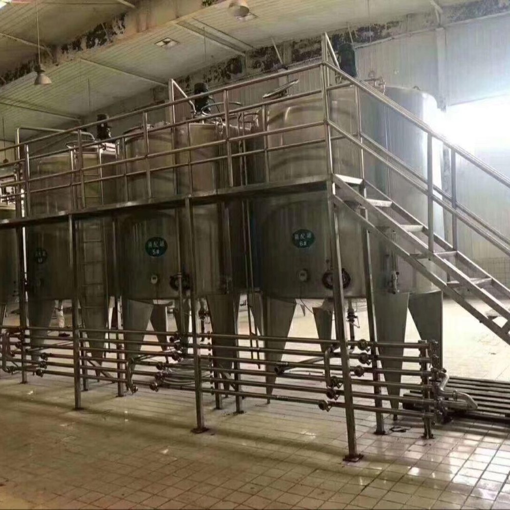 出售大型乳品厂  申鹿10吨高压均质机，1013千瓦冷水机组，60立方奶仓。板式杀菌组 15吨水处理上海本优配料罐30台图片