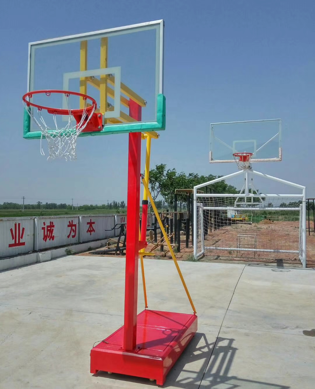 大连晶康牌配安全防爆钢化玻璃篮球板固定式篮球架值得信赖